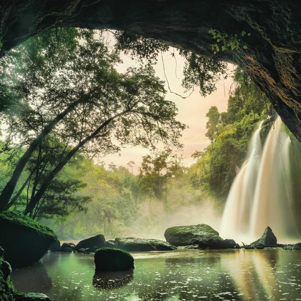 Tapeta Vodopád v tropickém lese Thajsko Tapeta Vodopád v tropickém lese Thajsko