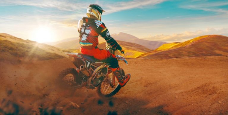 Obraz – Motorkář v poušti Obraz – Motorkář v poušti