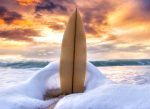 Obraz Surf v písku s malebnou oblohou Obraz Surf v písku s malebnou oblohou