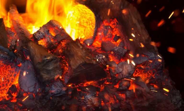 Obraz hořící dřevo a jiskry Obraz hořící dřevo a jiskry